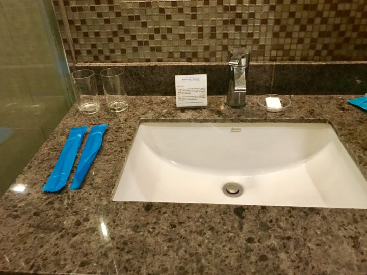 2018cebu_ベイフロントホテル　バスルーム　洗面台